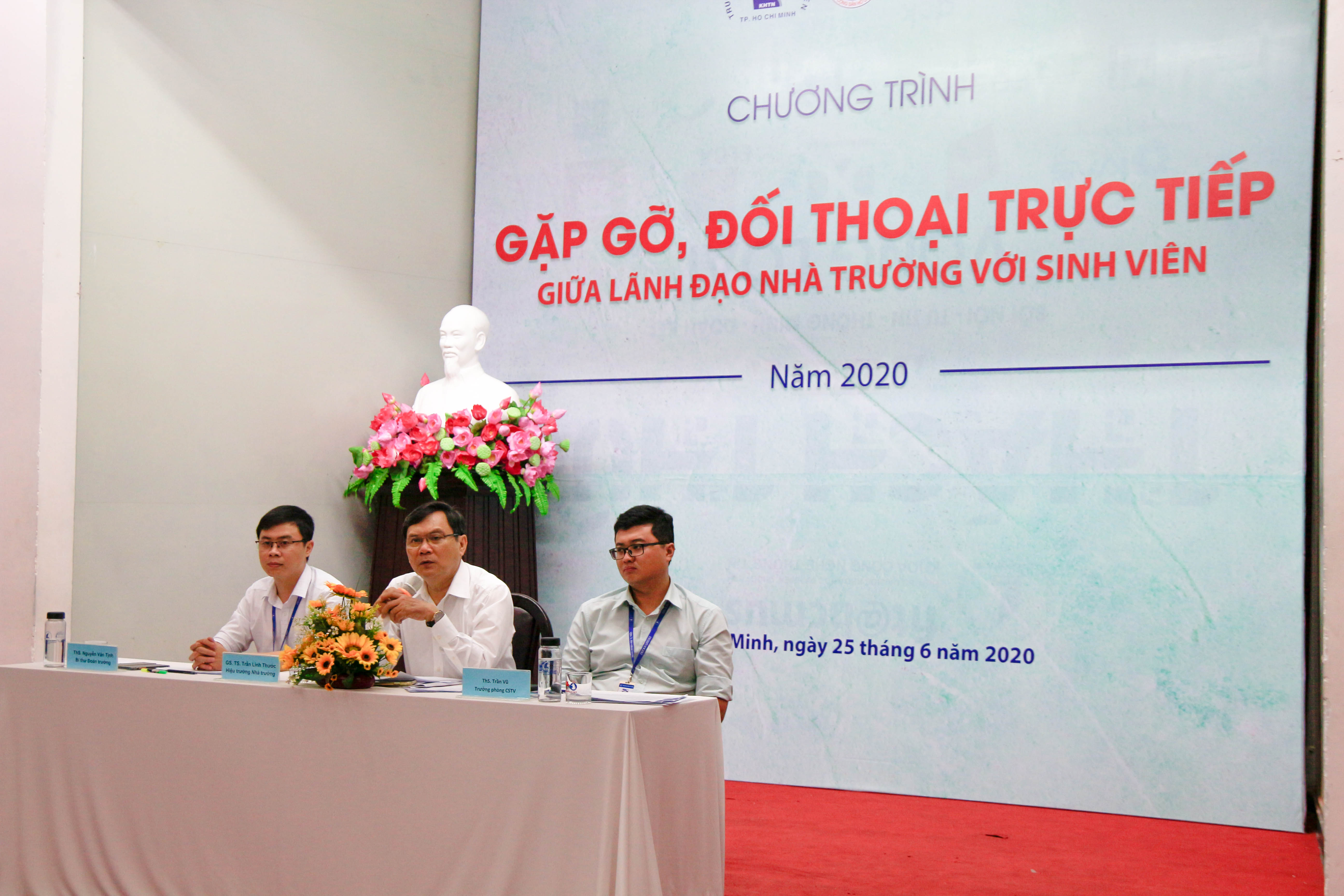 Gặp gỡ, đối thoại trực tiếp giữa lãnh đạo Nhà trường với Sinh viên năm 2020.