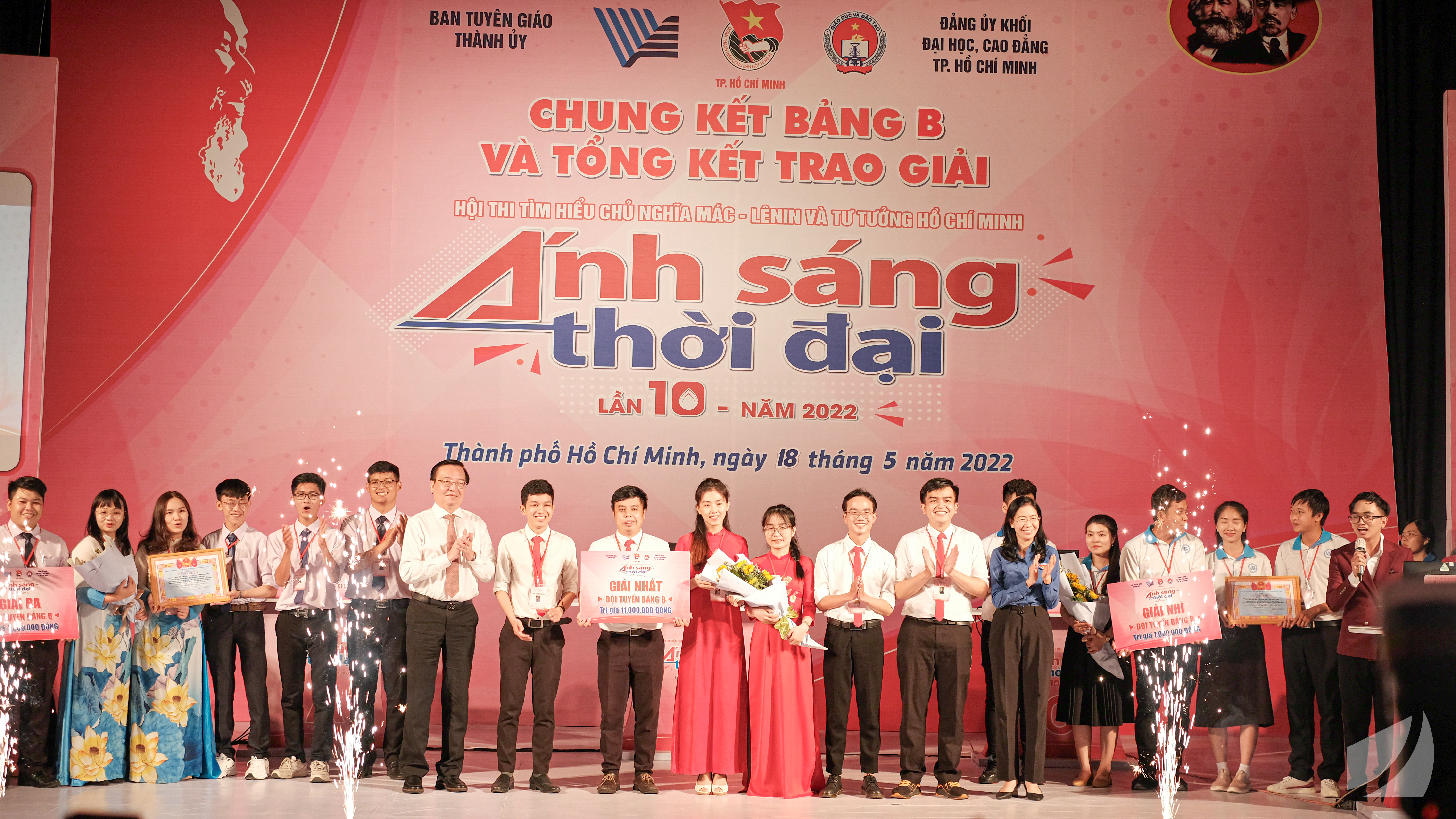 TRƯỜNG ĐẠI HỌC KHOA HỌC TỰ NHIÊN, ĐHQG-HCM GIÀNH QUÁN QUÂN HỘI THI “ÁNH SÁNG THỜI ĐẠI” NĂM 2022